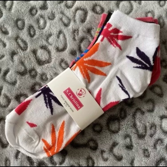 3 Pair Pack of Pot Leaf Ankle Socks 🍃 Hot Pink, White, & Black 💗🖤🤍 Brand New - Picture 2 of 4
